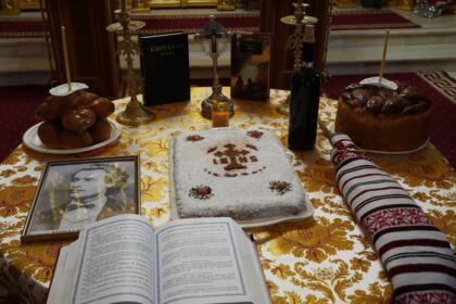 Poetul naţional Mihai Eminescu a fost omagiat de elevii Seminarului Teologic „Sfântul Andrei“ din Galaţi – fotografia 5