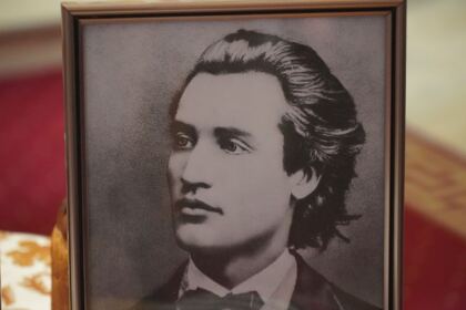 Poetul naţional Mihai Eminescu a fost omagiat de elevii Seminarului Teologic „Sfântul Andrei“ din Galaţi – fotografia 6