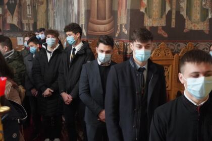 Poetul naţional Mihai Eminescu a fost omagiat de elevii Seminarului Teologic „Sfântul Andrei“ din Galaţi – fotografia 12