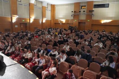 Poetul naţional Mihai Eminescu a fost omagiat de elevii Seminarului Teologic „Sfântul Andrei“ din Galaţi – fotografia 3
