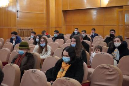 Poetul naţional Mihai Eminescu a fost omagiat de elevii Seminarului Teologic „Sfântul Andrei“ din Galaţi – fotografia 6
