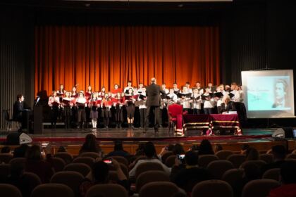 Poetul naţional Mihai Eminescu a fost omagiat de elevii Seminarului Teologic „Sfântul Andrei“ din Galaţi – fotografia 7