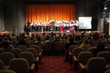 Poetul naţional Mihai Eminescu a fost omagiat de elevii Seminarului Teologic „Sfântul Andrei“ din Galaţi – fotografia 8