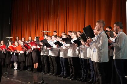 Poetul naţional Mihai Eminescu a fost omagiat de elevii Seminarului Teologic „Sfântul Andrei“ din Galaţi – fotografia 9