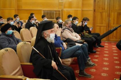 Poetul naţional Mihai Eminescu a fost omagiat de elevii Seminarului Teologic „Sfântul Andrei“ din Galaţi – fotografia 11
