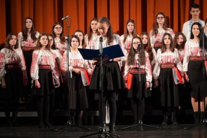 Poetul naţional Mihai Eminescu a fost omagiat de elevii Seminarului Teologic „Sfântul Andrei“ din Galaţi – fotografia 12