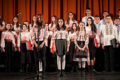 Poetul naţional Mihai Eminescu a fost omagiat de elevii Seminarului Teologic „Sfântul Andrei“ din Galaţi – fotografia 13