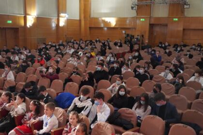 Poetul naţional Mihai Eminescu a fost omagiat de elevii Seminarului Teologic „Sfântul Andrei“ din Galaţi – fotografia 15