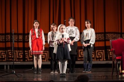 Poetul naţional Mihai Eminescu a fost omagiat de elevii Seminarului Teologic „Sfântul Andrei“ din Galaţi – fotografia 18