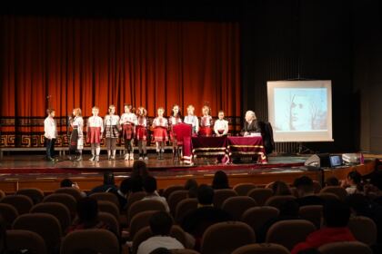 Poetul naţional Mihai Eminescu a fost omagiat de elevii Seminarului Teologic „Sfântul Andrei“ din Galaţi – fotografia 21