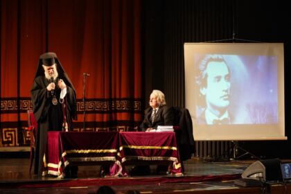 Poetul naţional Mihai Eminescu a fost omagiat de elevii Seminarului Teologic „Sfântul Andrei“ din Galaţi – fotografia 24