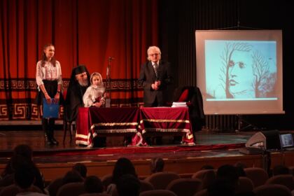 Poetul naţional Mihai Eminescu a fost omagiat de elevii Seminarului Teologic „Sfântul Andrei“ din Galaţi – fotografia 26