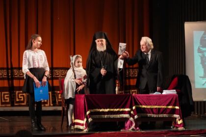 Poetul naţional Mihai Eminescu a fost omagiat de elevii Seminarului Teologic „Sfântul Andrei“ din Galaţi – fotografia 28