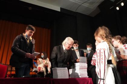 Poetul naţional Mihai Eminescu a fost omagiat de elevii Seminarului Teologic „Sfântul Andrei“ din Galaţi – fotografia 33