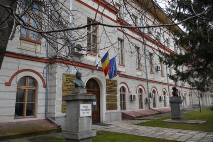 Simpozion studenţesc dedicat Sfinţilor Trei Ierarhi – fotografia 1