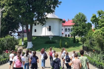 Programul eparhial „Vacanța din pridvorul bisericii“ a ajuns și în Parohiile Corni, Cosmești Vale, Fântâni, Nicorești și Vișina – fotografia 23