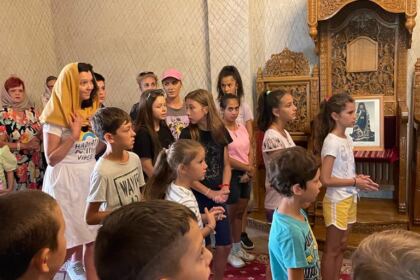 Sărbătoarea Sfântului M. Mc. Pantelimon a continuat prin rugăciune, comuniune şi bucurie – fotografia 2
