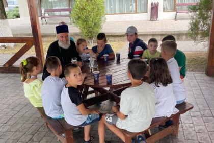 Sărbătoarea Sfântului M. Mc. Pantelimon a continuat prin rugăciune, comuniune şi bucurie – fotografia 9