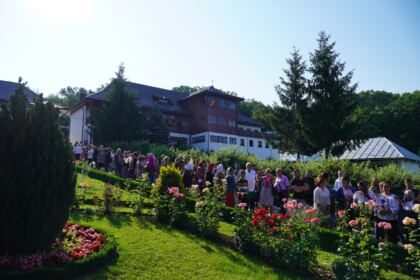 Peste 1.200 de tineri au participat la sărbătoarea Preasfintei Treimi în pădurea Buciumenilor – fotografia 2