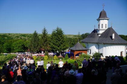 Peste 1.200 de tineri au participat la sărbătoarea Preasfintei Treimi în pădurea Buciumenilor – fotografia 3