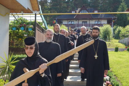 Peste 1.200 de tineri au participat la sărbătoarea Preasfintei Treimi în pădurea Buciumenilor – fotografia 4