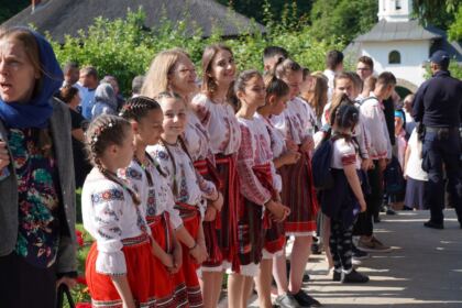 Peste 1.200 de tineri au participat la sărbătoarea Preasfintei Treimi în pădurea Buciumenilor – fotografia 6