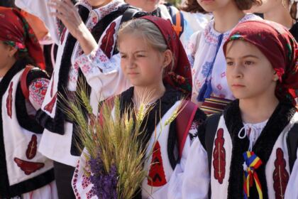 Peste 1.200 de tineri au participat la sărbătoarea Preasfintei Treimi în pădurea Buciumenilor – fotografia 7