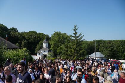 Peste 1.200 de tineri au participat la sărbătoarea Preasfintei Treimi în pădurea Buciumenilor – fotografia 8