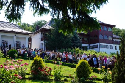 Peste 1.200 de tineri au participat la sărbătoarea Preasfintei Treimi în pădurea Buciumenilor – fotografia 9