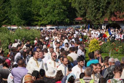Peste 1.200 de tineri au participat la sărbătoarea Preasfintei Treimi în pădurea Buciumenilor – fotografia 10