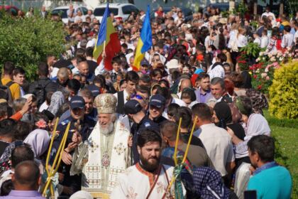 Peste 1.200 de tineri au participat la sărbătoarea Preasfintei Treimi în pădurea Buciumenilor – fotografia 11