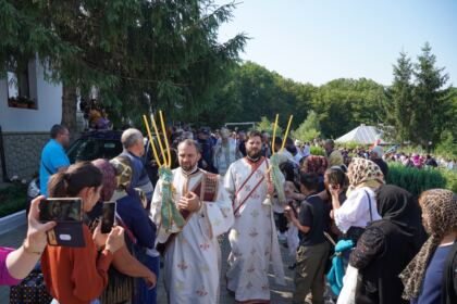 Peste 1.200 de tineri au participat la sărbătoarea Preasfintei Treimi în pădurea Buciumenilor – fotografia 12