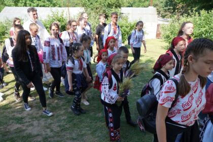 Peste 1.200 de tineri au participat la sărbătoarea Preasfintei Treimi în pădurea Buciumenilor – fotografia 13