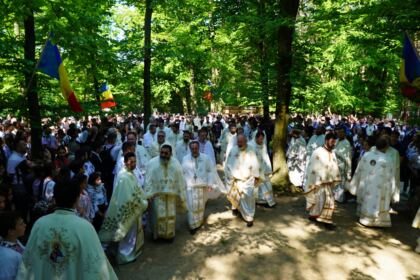 Peste 1.200 de tineri au participat la sărbătoarea Preasfintei Treimi în pădurea Buciumenilor – fotografia 14