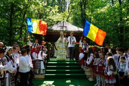 Peste 1.200 de tineri au participat la sărbătoarea Preasfintei Treimi în pădurea Buciumenilor – fotografia 15