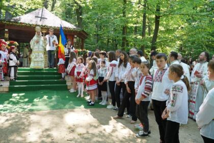 Peste 1.200 de tineri au participat la sărbătoarea Preasfintei Treimi în pădurea Buciumenilor – fotografia 17
