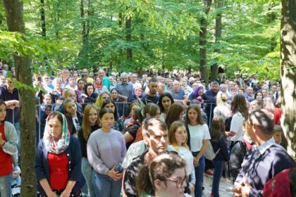 Peste 1.200 de tineri au participat la sărbătoarea Preasfintei Treimi în pădurea Buciumenilor – fotografia 22