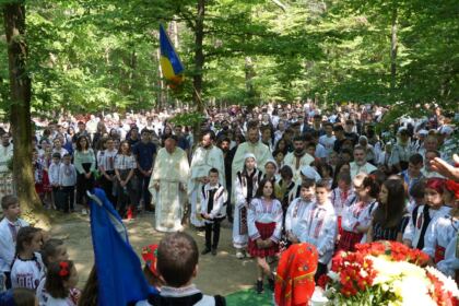 Peste 1.200 de tineri au participat la sărbătoarea Preasfintei Treimi în pădurea Buciumenilor – fotografia 23