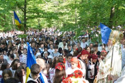 Peste 1.200 de tineri au participat la sărbătoarea Preasfintei Treimi în pădurea Buciumenilor – fotografia 24