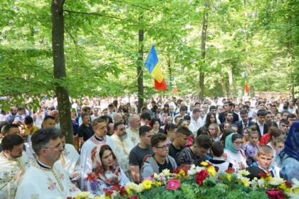 Peste 1.200 de tineri au participat la sărbătoarea Preasfintei Treimi în pădurea Buciumenilor – fotografia 25