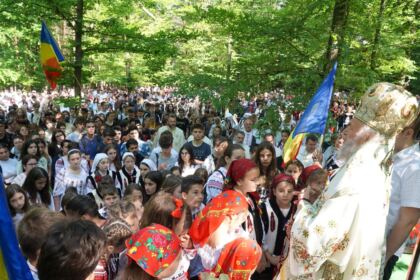 Peste 1.200 de tineri au participat la sărbătoarea Preasfintei Treimi în pădurea Buciumenilor – fotografia 26