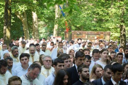 Peste 1.200 de tineri au participat la sărbătoarea Preasfintei Treimi în pădurea Buciumenilor – fotografia 28