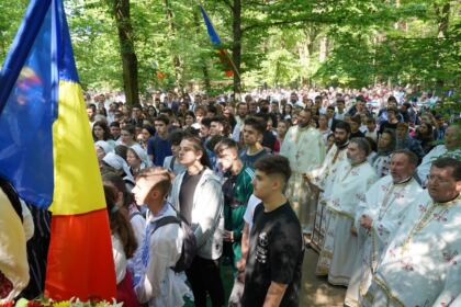 Peste 1.200 de tineri au participat la sărbătoarea Preasfintei Treimi în pădurea Buciumenilor – fotografia 29