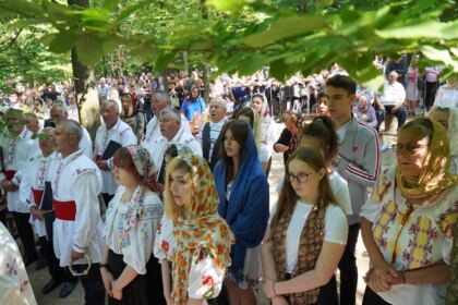 Peste 1.200 de tineri au participat la sărbătoarea Preasfintei Treimi în pădurea Buciumenilor – fotografia 30