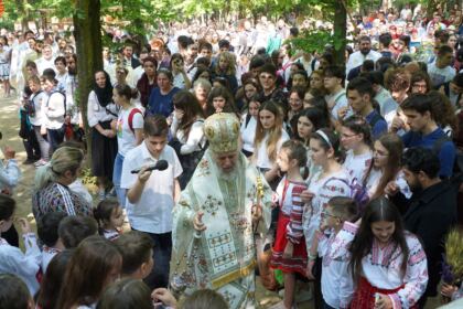 Peste 1.200 de tineri au participat la sărbătoarea Preasfintei Treimi în pădurea Buciumenilor – fotografia 31