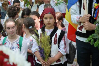 Peste 1.200 de tineri au participat la sărbătoarea Preasfintei Treimi în pădurea Buciumenilor – fotografia 33