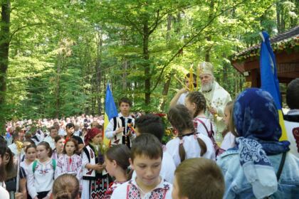 Peste 1.200 de tineri au participat la sărbătoarea Preasfintei Treimi în pădurea Buciumenilor – fotografia 34
