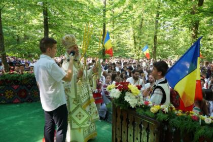 Peste 1.200 de tineri au participat la sărbătoarea Preasfintei Treimi în pădurea Buciumenilor – fotografia 35