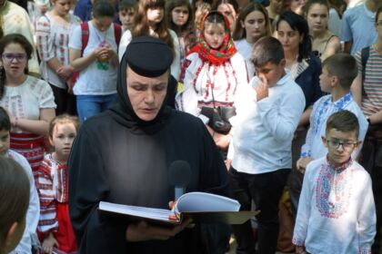 Peste 1.200 de tineri au participat la sărbătoarea Preasfintei Treimi în pădurea Buciumenilor – fotografia 37