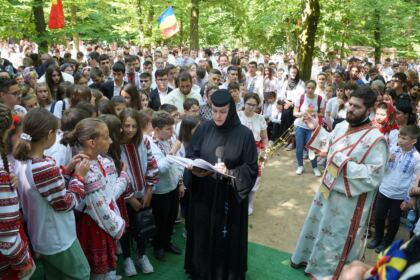 Peste 1.200 de tineri au participat la sărbătoarea Preasfintei Treimi în pădurea Buciumenilor – fotografia 38